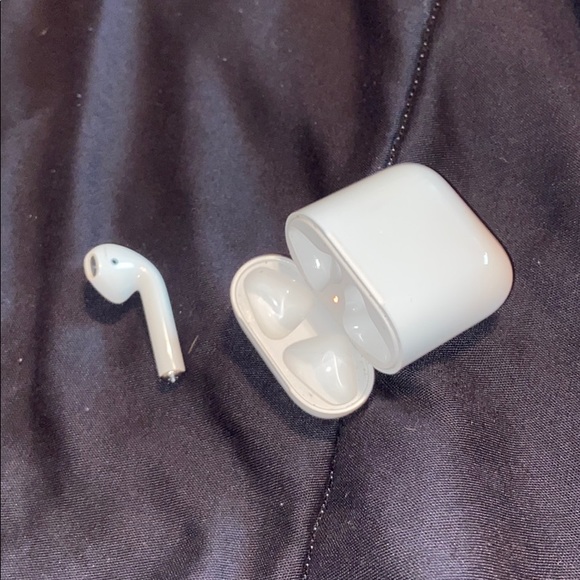 AirPods - Picture 3 of 3